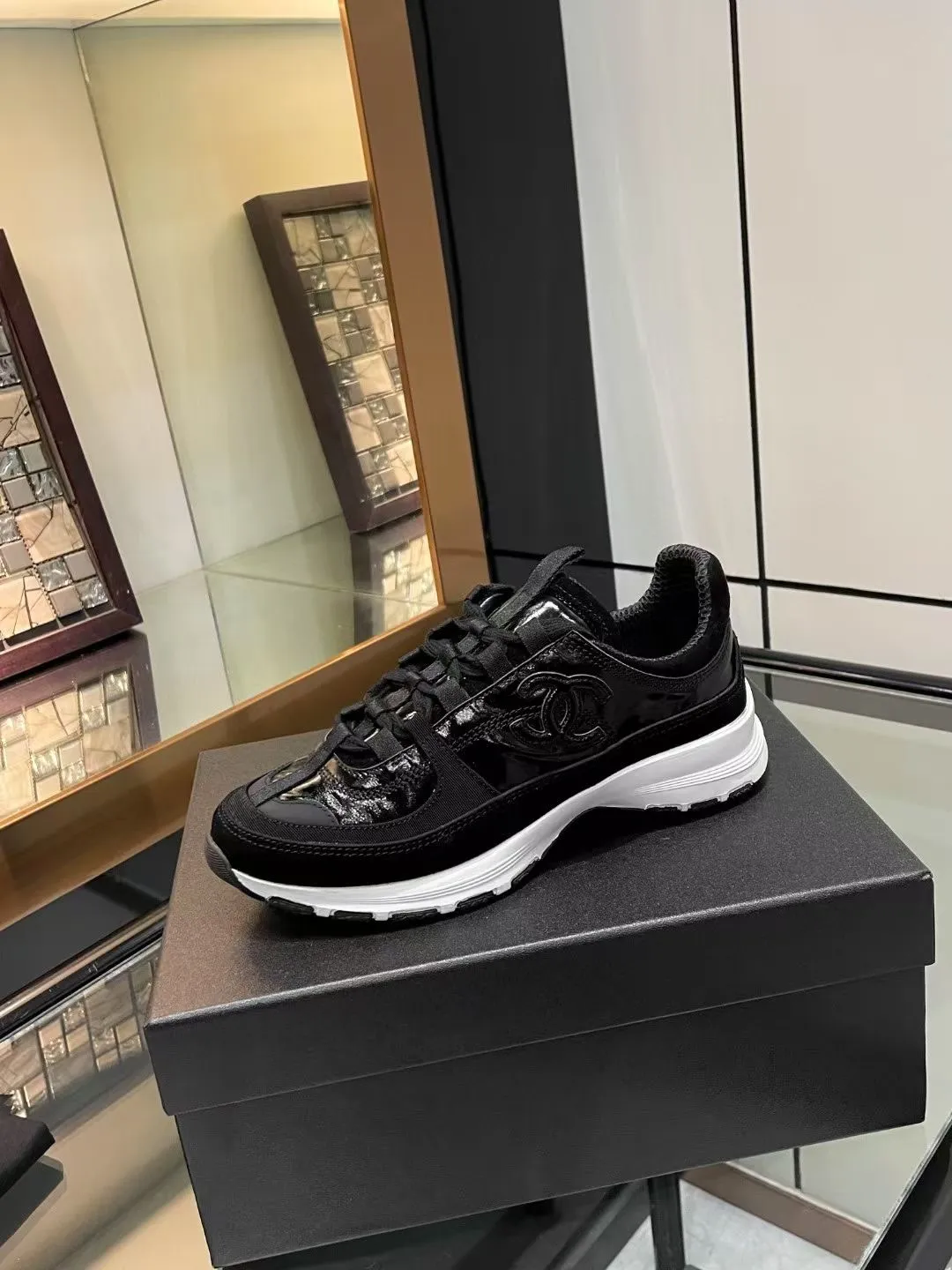 👟👟Ex-factory price 600👟👟Chanel Chanel 25SS latest white shoes, casual sports shoes, skate shoes, original purchase, development and production. Xiaoxiang C’s counter is another super hot model, loved by Internet celebrity bloggers and ladies, various praises on social platforms, super popular, high quality, breathable and super spring and summer. Seeing this issue always arouses the inner desire of girls for fashion. The latest calfskin material Classic black and white color scheme, fashionable on the feet and easy to care for #Material: Original customized imported cowhide material #Inner lining: Customized soft sheepskin lining #Sole: Original open-molded TPU non-slip outsole #Sole thickness: 2.5CM Size: 35-40 (custom-made size 40 is not returnable)